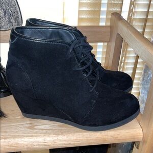 Black Suede Madden Girl Platforms with Stylish leather accents!